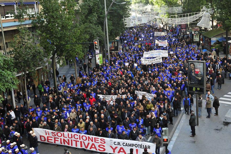 Los regantes protagonizaron este miércoles una masiva protesta que contó con el apoyo de los cuatro partidos políticos con representación parlamentaria -PP, PSOE, Podemos y Ciudadanos- en la concentración frente a la sede de la Confederación Hidrográfica del Segura y la posterior manifestación por la Gran Vía de Murcia hasta la Delegación del Gobierno.