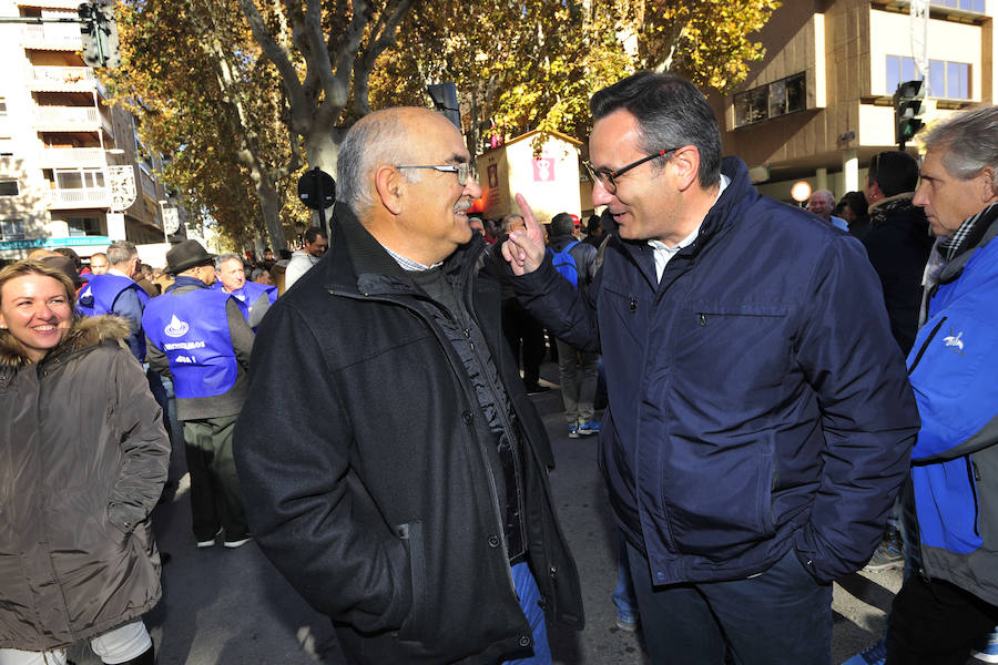 Los regantes protagonizaron este miércoles una masiva protesta que contó con el apoyo de los cuatro partidos políticos con representación parlamentaria -PP, PSOE, Podemos y Ciudadanos- en la concentración frente a la sede de la Confederación Hidrográfica del Segura y la posterior manifestación por la Gran Vía de Murcia hasta la Delegación del Gobierno.