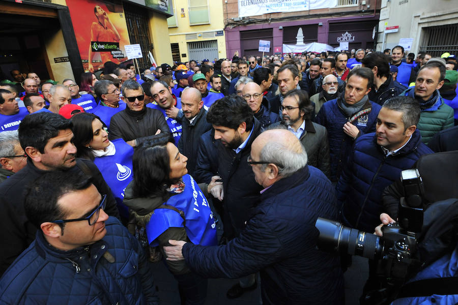 Los regantes protagonizaron este miércoles una masiva protesta que contó con el apoyo de los cuatro partidos políticos con representación parlamentaria -PP, PSOE, Podemos y Ciudadanos- en la concentración frente a la sede de la Confederación Hidrográfica del Segura y la posterior manifestación por la Gran Vía de Murcia hasta la Delegación del Gobierno.