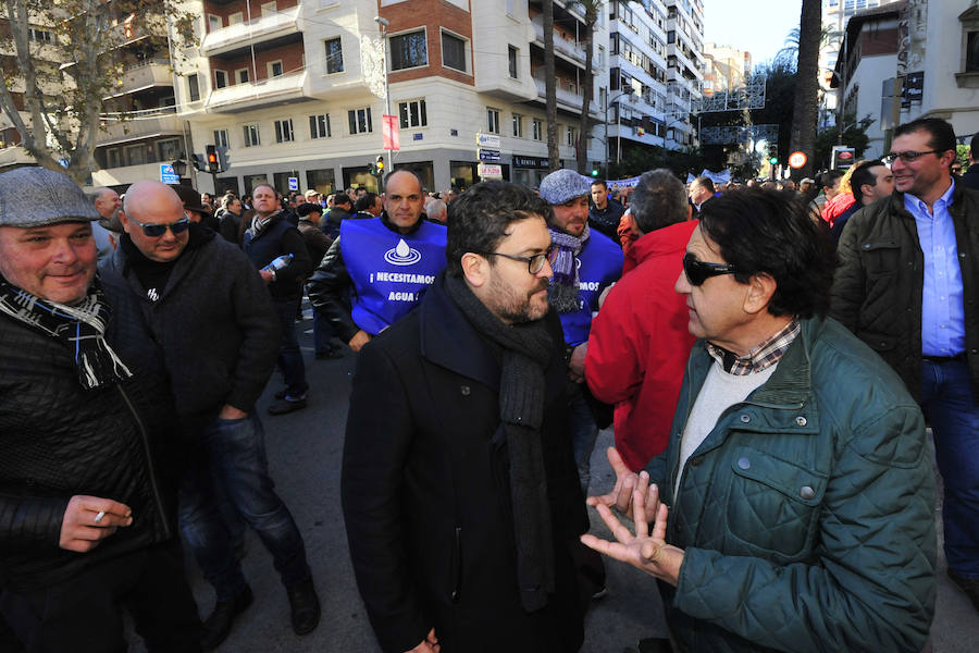 Los regantes protagonizaron este miércoles una masiva protesta que contó con el apoyo de los cuatro partidos políticos con representación parlamentaria -PP, PSOE, Podemos y Ciudadanos- en la concentración frente a la sede de la Confederación Hidrográfica del Segura y la posterior manifestación por la Gran Vía de Murcia hasta la Delegación del Gobierno.