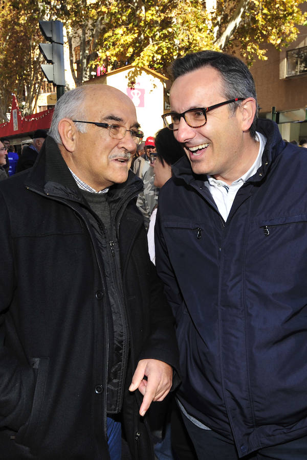 Los regantes protagonizaron este miércoles una masiva protesta que contó con el apoyo de los cuatro partidos políticos con representación parlamentaria -PP, PSOE, Podemos y Ciudadanos- en la concentración frente a la sede de la Confederación Hidrográfica del Segura y la posterior manifestación por la Gran Vía de Murcia hasta la Delegación del Gobierno.