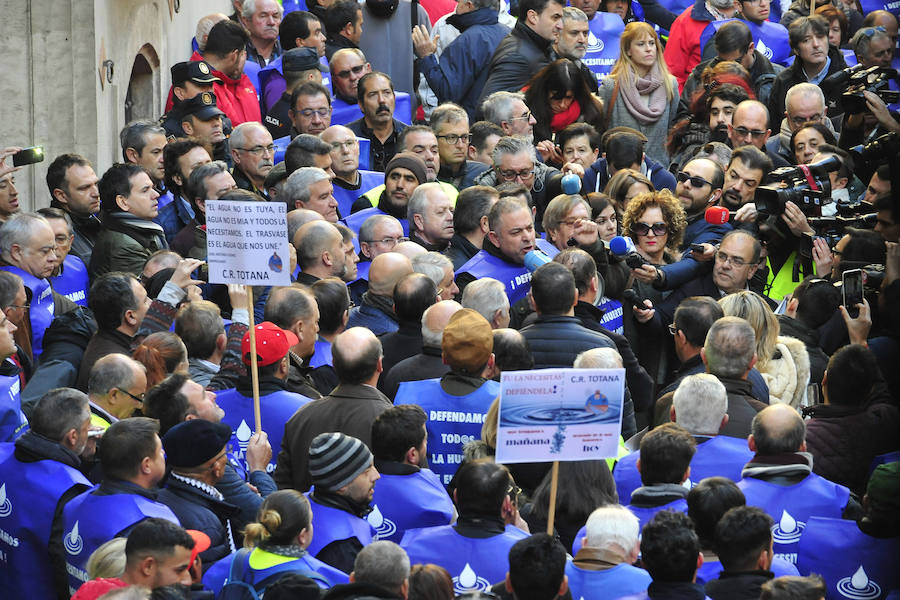 Los regantes protagonizaron este miércoles una masiva protesta que contó con el apoyo de los cuatro partidos políticos con representación parlamentaria -PP, PSOE, Podemos y Ciudadanos- en la concentración frente a la sede de la Confederación Hidrográfica del Segura y la posterior manifestación por la Gran Vía de Murcia hasta la Delegación del Gobierno.