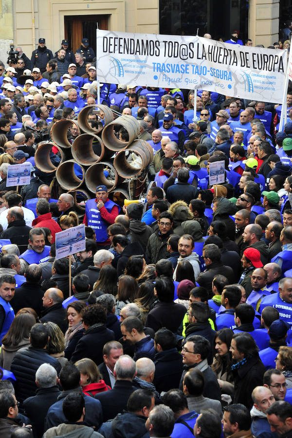 Los regantes protagonizaron este miércoles una masiva protesta que contó con el apoyo de los cuatro partidos políticos con representación parlamentaria -PP, PSOE, Podemos y Ciudadanos- en la concentración frente a la sede de la Confederación Hidrográfica del Segura y la posterior manifestación por la Gran Vía de Murcia hasta la Delegación del Gobierno.