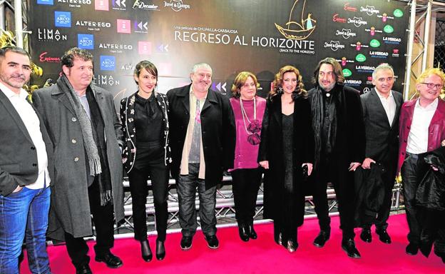 Juan Manuel Chumilla-Carbajosa (4d), junto a parte de los actores y productores de la película 'Regreso al Horizonte', ayer, a las puertas del cine Rex de Murcia.