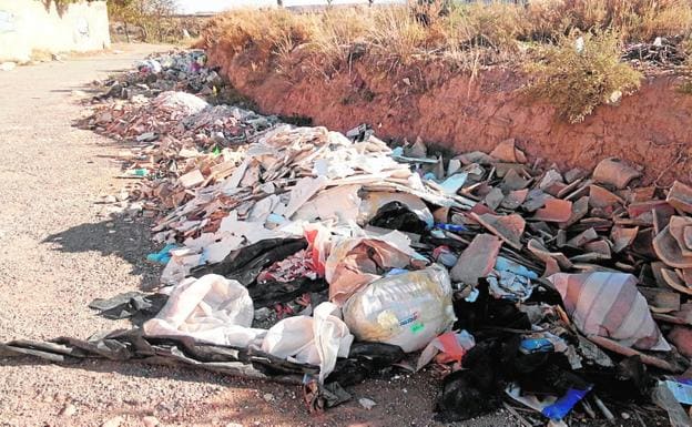 Escombros depositados ilegalmente en el Camino de los Pasos.