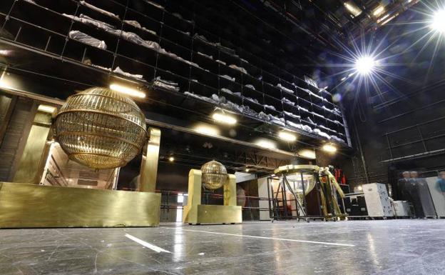 Los bombos de la Lotería de Navidad en el Teatro Real de Madrid.