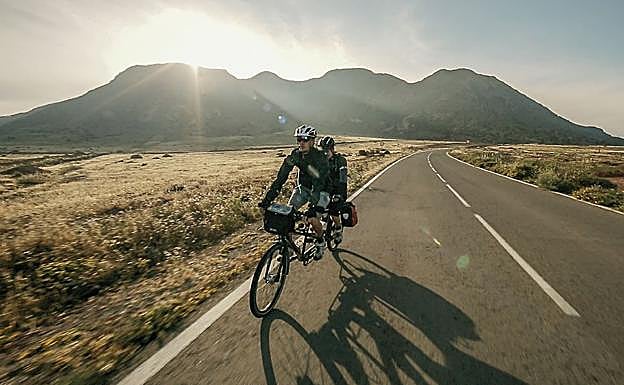 Juanma y Sergio Aznárez pedalean durante el viaje que les llevó desde Cuenca hasta el Atlas marroquí.