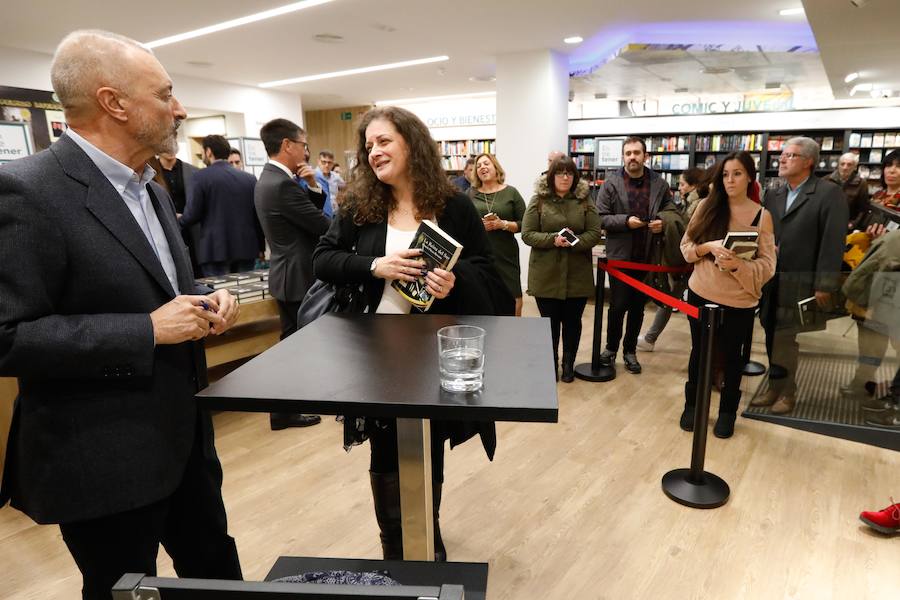 El escritor cartagenero presenta su nueva novela 'Eva' en la recién estrenada Casa del Libro