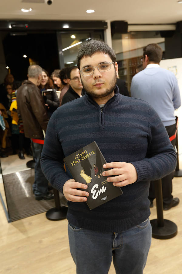 El escritor cartagenero presenta su nueva novela 'Eva' en la recién estrenada Casa del Libro