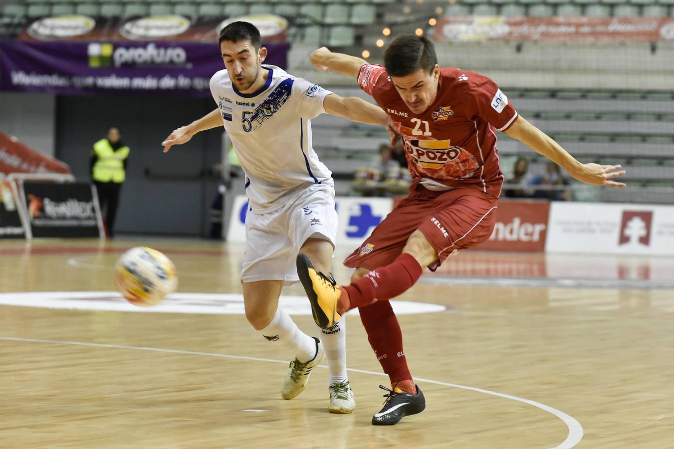 Con los ecos del 12-1 al Naturpellet Segovia, ElPozo se presentó este viernes de nuevo en casa, ante unos aficionados que volvieron a demostrar que los partidos contra los rivales de la zona baja no les atraen