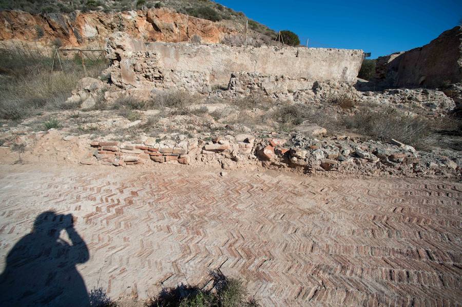 Un recorrido por el languideciente imperio minero tras la huella de su pasado romano, su arquitectura civil e industrial, y respirar su naturaleza