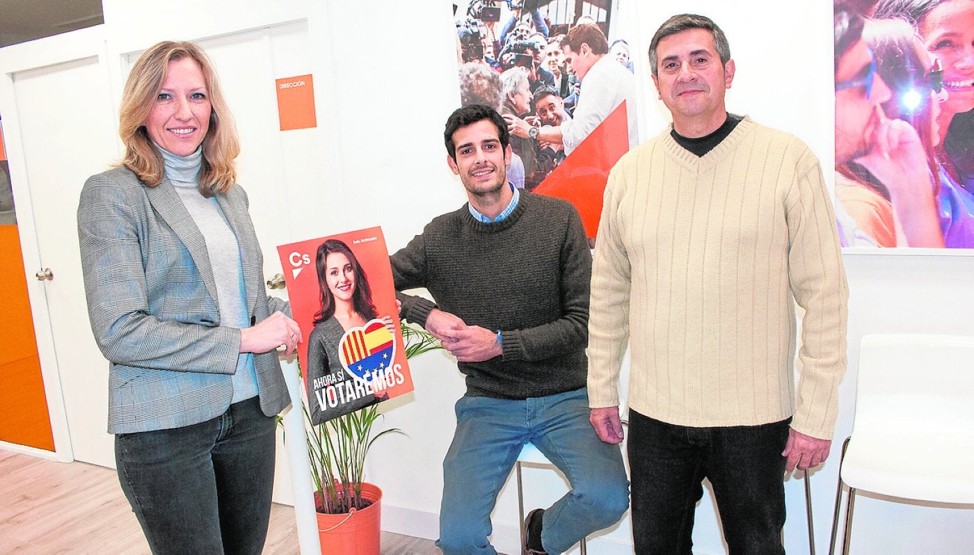 María José Ros, Jorge Villaplana y Antonio Manzanera, tres voluntarios de Cs que participarán como apoderados en las elecciones catalanas del jueves. 