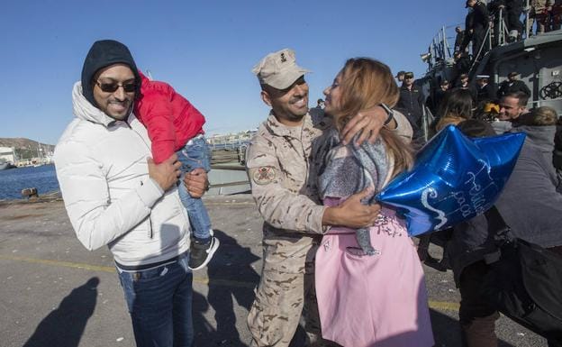 Uno de los tripulantes del 'Infanta Cristina' saluda a su familia tras la llegada del patrullero a Cartagena este domingo. 