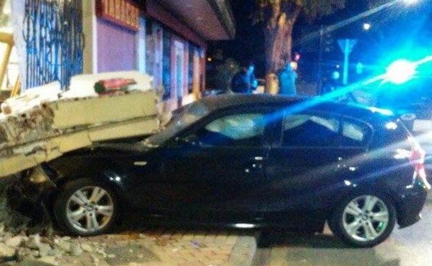 El vehículo accidentado, tras estrellarse contra la fachada de un restaurante.