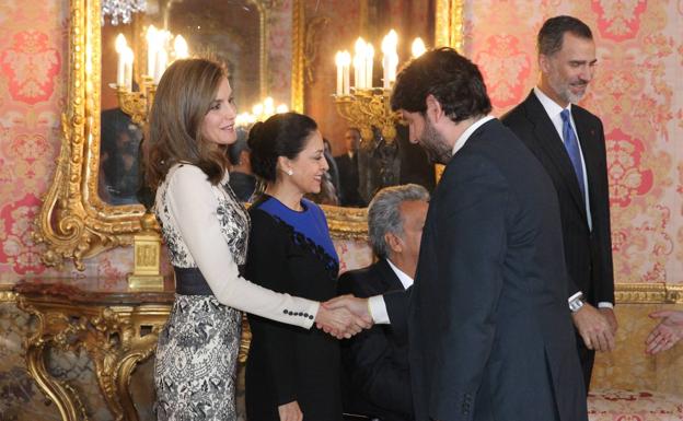 López Miras saluda a Doña Letizia en la recepción Real. 