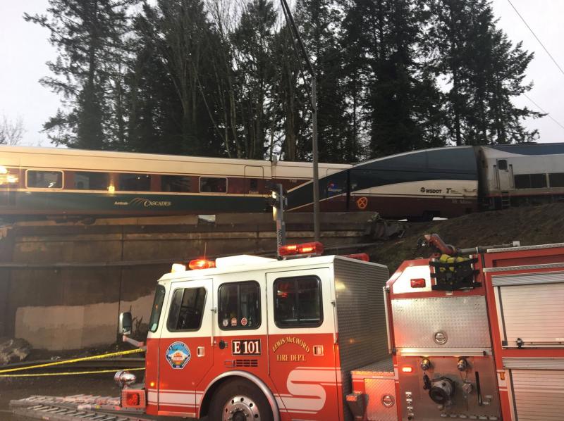 Un tren descarrila y queda colgando sobre una autopista en el estado de Washington