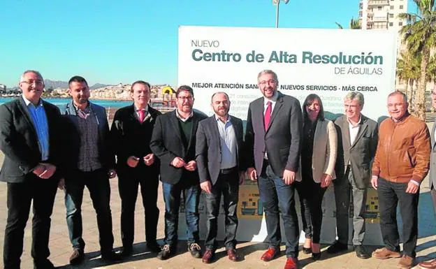 Dirigentes de Cs, encabezados por Garaulet, Sánchez y José Luis Martínez (5i), junto a Víctor Martínez y otros miembros del PP.