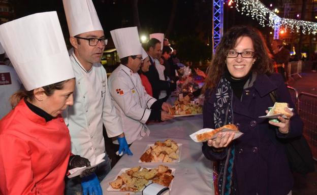 Una asistente recoge su ración de 'Murciattone'. 