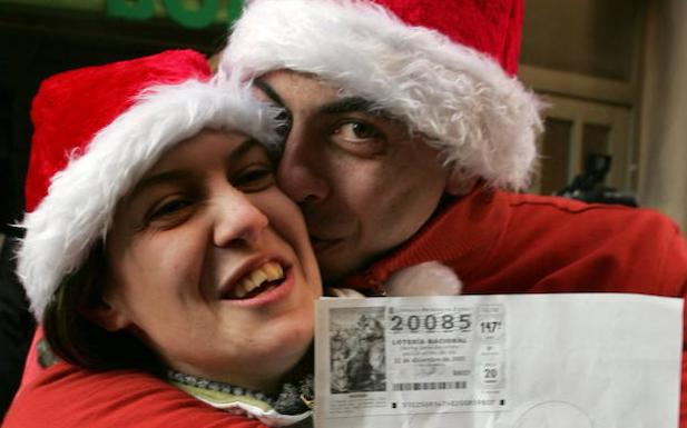 Marta y Jordi, muestran una fotocopia de su décimo de la Lotería de Navidad, agraciado con el primer premio en 2005. 