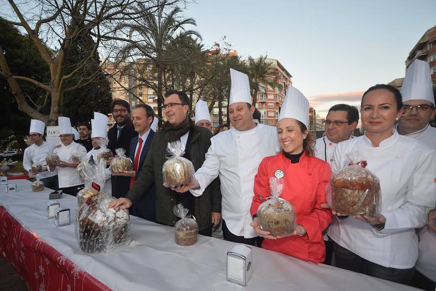 El consejero de Turismo, Cultura y Medio Ambiente, Javier Celdrán, participó este mates en la presentación del nuevo producto gastronómico de la Región, 'el Murciatone', una variedad del 'Panettone' italiano elaborado artesanalmente con productos y frutas de la Región.