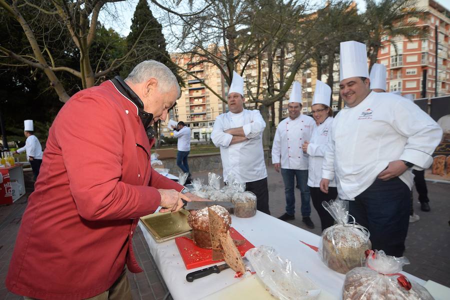 El consejero de Turismo, Cultura y Medio Ambiente, Javier Celdrán, participó este mates en la presentación del nuevo producto gastronómico de la Región, 'el Murciatone', una variedad del 'Panettone' italiano elaborado artesanalmente con productos y frutas de la Región.