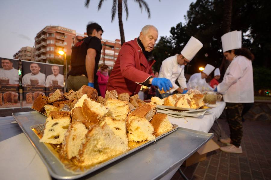 El consejero de Turismo, Cultura y Medio Ambiente, Javier Celdrán, participó este mates en la presentación del nuevo producto gastronómico de la Región, 'el Murciatone', una variedad del 'Panettone' italiano elaborado artesanalmente con productos y frutas de la Región.