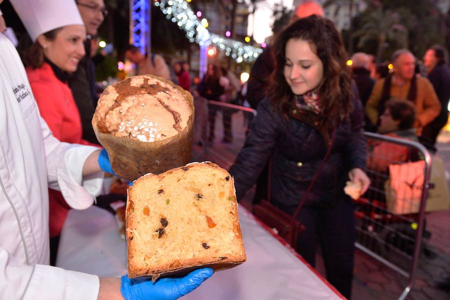 El consejero de Turismo, Cultura y Medio Ambiente, Javier Celdrán, participó este mates en la presentación del nuevo producto gastronómico de la Región, 'el Murciatone', una variedad del 'Panettone' italiano elaborado artesanalmente con productos y frutas de la Región.