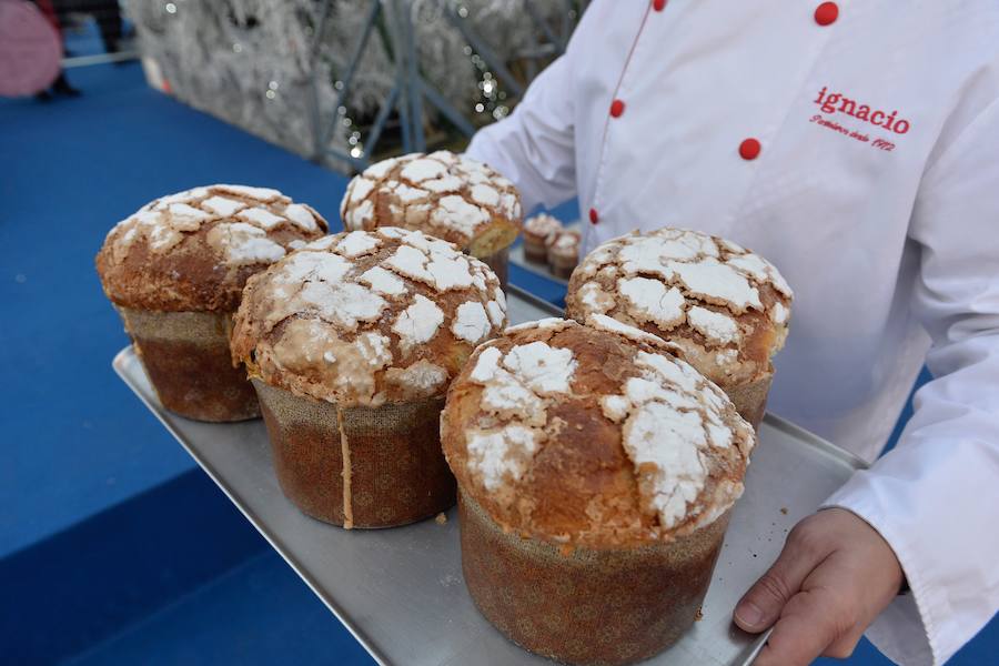 El consejero de Turismo, Cultura y Medio Ambiente, Javier Celdrán, participó este mates en la presentación del nuevo producto gastronómico de la Región, 'el Murciatone', una variedad del 'Panettone' italiano elaborado artesanalmente con productos y frutas de la Región.