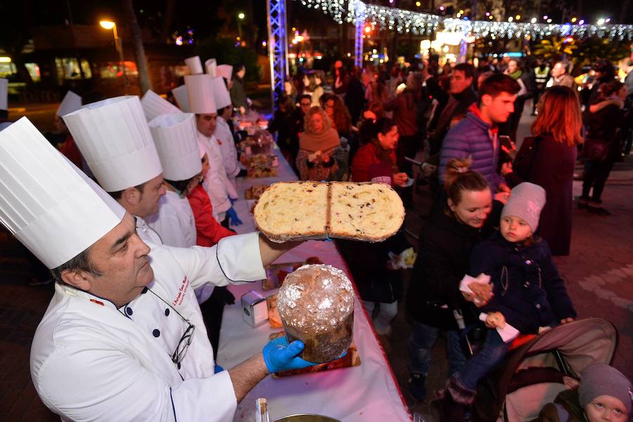 El consejero de Turismo, Cultura y Medio Ambiente, Javier Celdrán, participó este mates en la presentación del nuevo producto gastronómico de la Región, 'el Murciatone', una variedad del 'Panettone' italiano elaborado artesanalmente con productos y frutas de la Región.