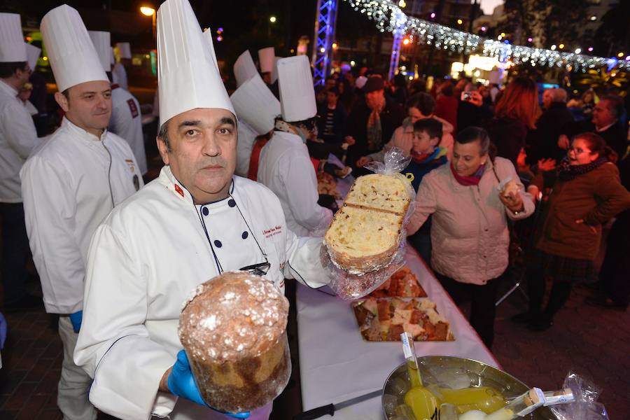 El consejero de Turismo, Cultura y Medio Ambiente, Javier Celdrán, participó este mates en la presentación del nuevo producto gastronómico de la Región, 'el Murciatone', una variedad del 'Panettone' italiano elaborado artesanalmente con productos y frutas de la Región.