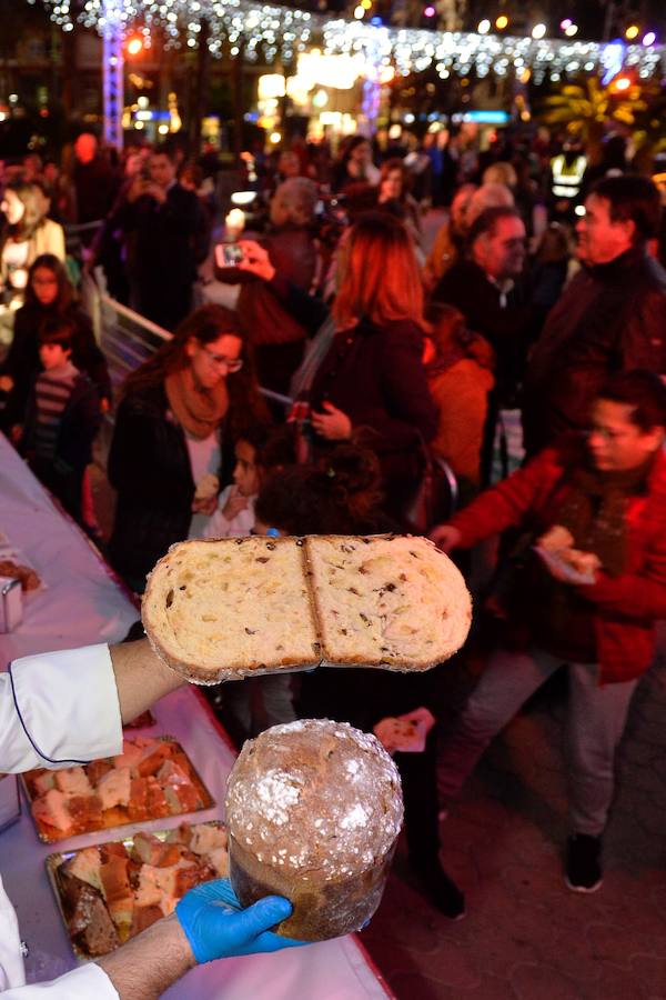 El consejero de Turismo, Cultura y Medio Ambiente, Javier Celdrán, participó este mates en la presentación del nuevo producto gastronómico de la Región, 'el Murciatone', una variedad del 'Panettone' italiano elaborado artesanalmente con productos y frutas de la Región.