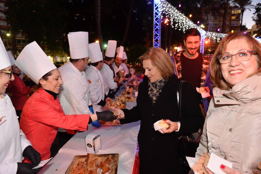 El consejero de Turismo, Cultura y Medio Ambiente, Javier Celdrán, participó este mates en la presentación del nuevo producto gastronómico de la Región, 'el Murciatone', una variedad del 'Panettone' italiano elaborado artesanalmente con productos y frutas de la Región.