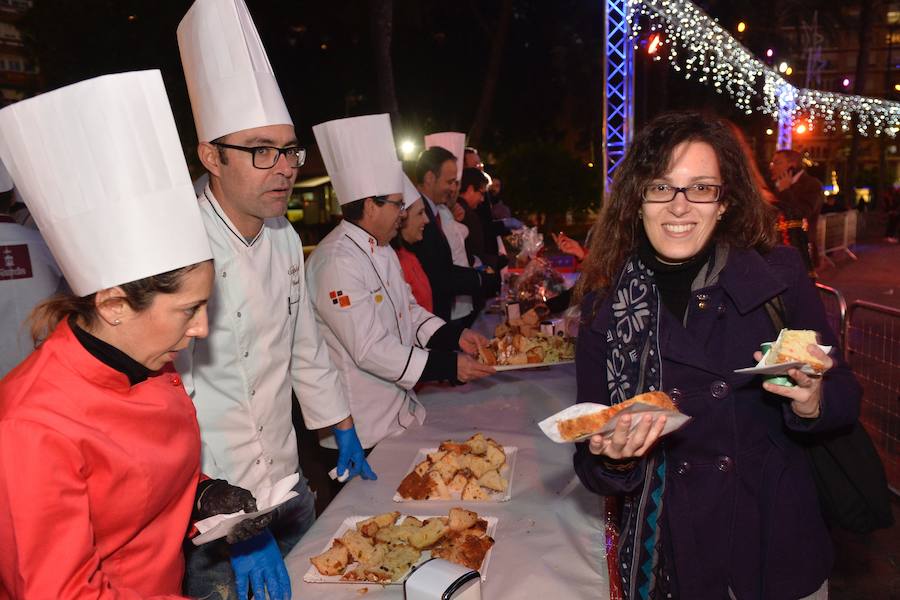 El consejero de Turismo, Cultura y Medio Ambiente, Javier Celdrán, participó este mates en la presentación del nuevo producto gastronómico de la Región, 'el Murciatone', una variedad del 'Panettone' italiano elaborado artesanalmente con productos y frutas de la Región.