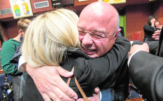 El consejero de Hacienda, Andrés Carrillo, ayer, es felicitado en el Hemiciclo tras la aprobación de las cuentas.