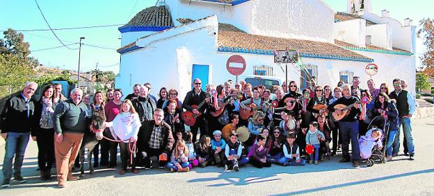 Miembros de la cuadrilla y vecinos de Perín, ante la iglesia del pueblo, el domingo. 