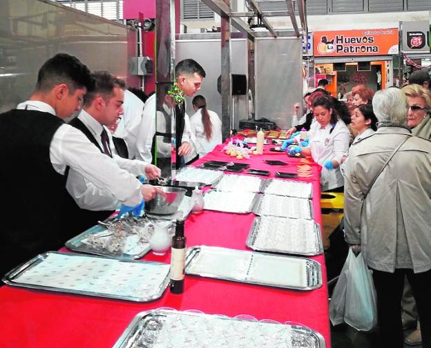 Los estudiantes, ayer, preparando las bandejas con tartar de atún.