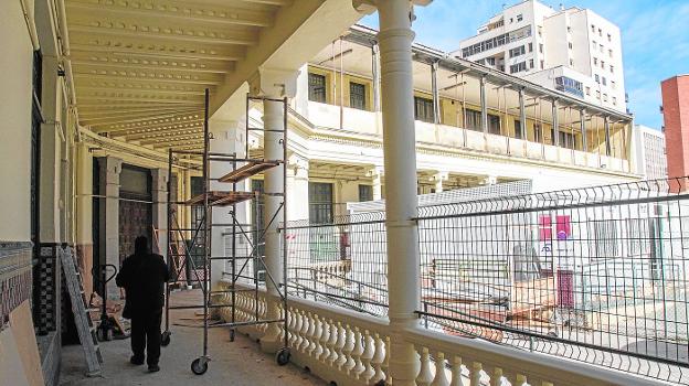 Obras en la Casa del Niño, con los barracones a la derecha, hace unos días.