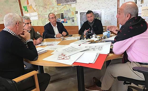 Roque Ortiz se reúne con los representantes del proyecto ganador para la rehabilitación de la cárcel vieja. 