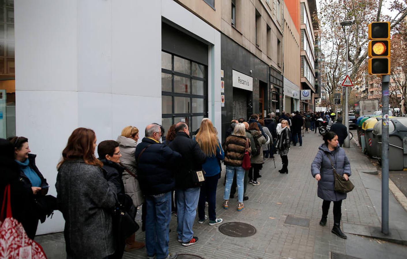Normalidad en los colegios de Cataluña durante las primeras horas de lla jornada electoral.