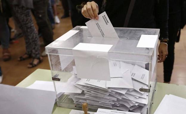 El insólito hallazgo en un sobre en las elecciones de Cataluña