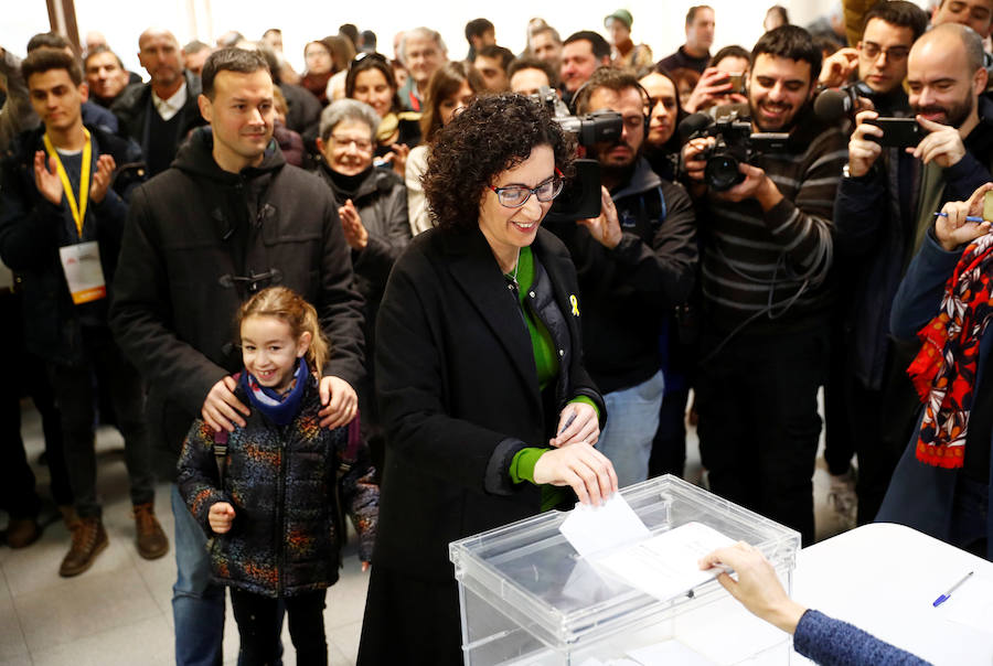 Los principales líderes de las diferentes fuerzas políticas que concurren a las elecciones, votan en sus respectivos colegios electorales.