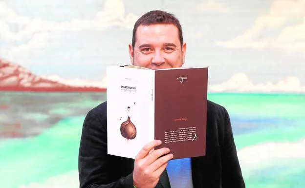 El periodista y crítico gastronómico Sergio Gallego, con su libro de recetas.