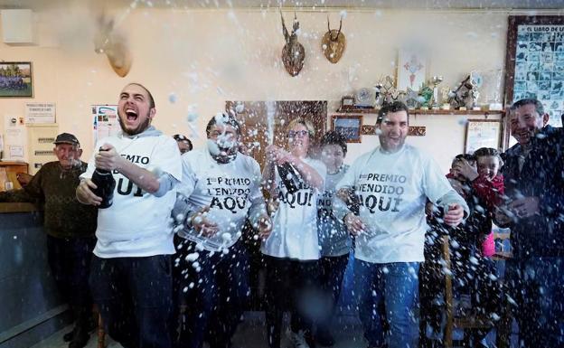 Celebración en el bar Cascudo de San Juan de Alba (Lugo).