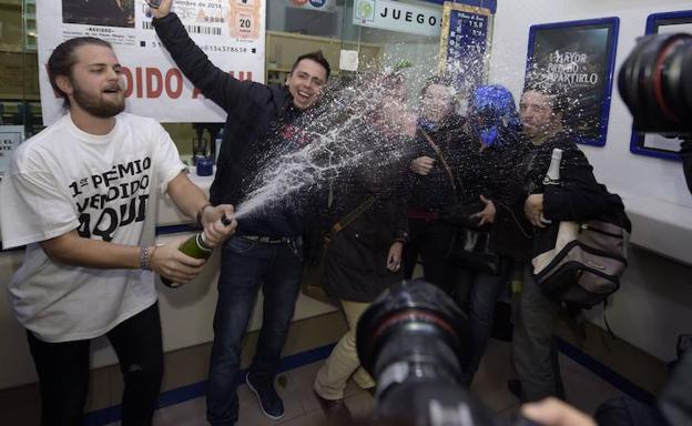 Vecinos de Zurbano (Madrid) celebran el primero premio de la Lotería de Navidad, en una imagen de archivo.