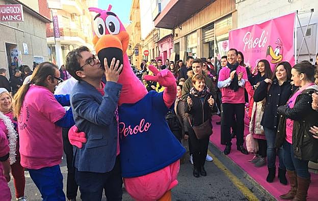 Miguel Ángel Zapata besa a la mascota de 'El Perolo', este viernes, en San Pedro del Pinatar.