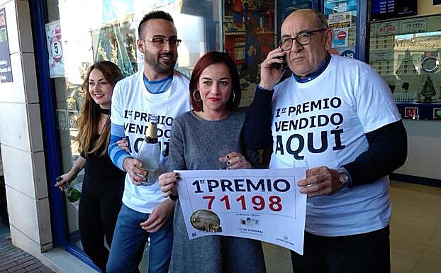 Celebración en el barrio del Progreso de Murcia, donde se vendió parte del Gordo.