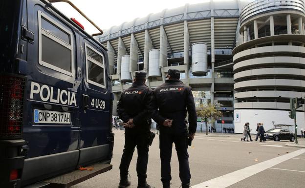 Agentes de la Policía Nacional supervisan los alrededores del Santiago Bernabéu antes del clásico de 2015. 