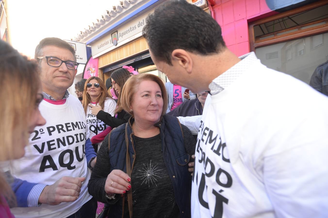 Celebración en la administración El Perolo, de San Pedro del Pinatar, donde se vendieron 12 décimos de El Gordo, entre otros premios.