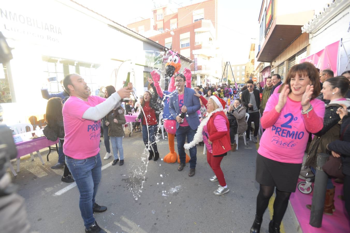 Celebración en la administración El Perolo, de San Pedro del Pinatar, donde se vendieron 12 décimos de El Gordo, entre otros premios.