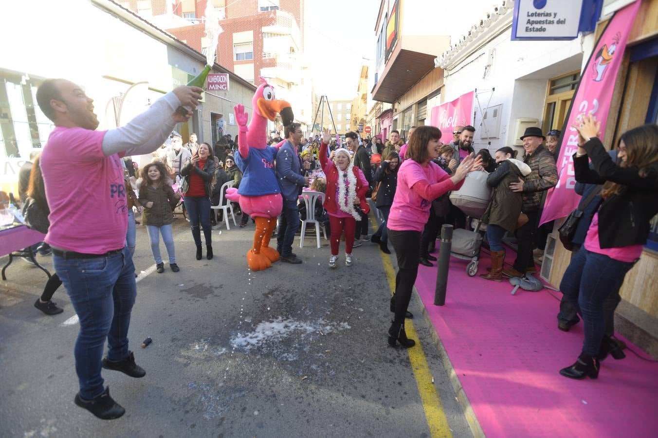 Celebración en la administración El Perolo, de San Pedro del Pinatar, donde se vendieron 12 décimos de El Gordo, entre otros premios.